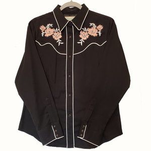 This pristine Roper women's western shirt has heavy embroidery
